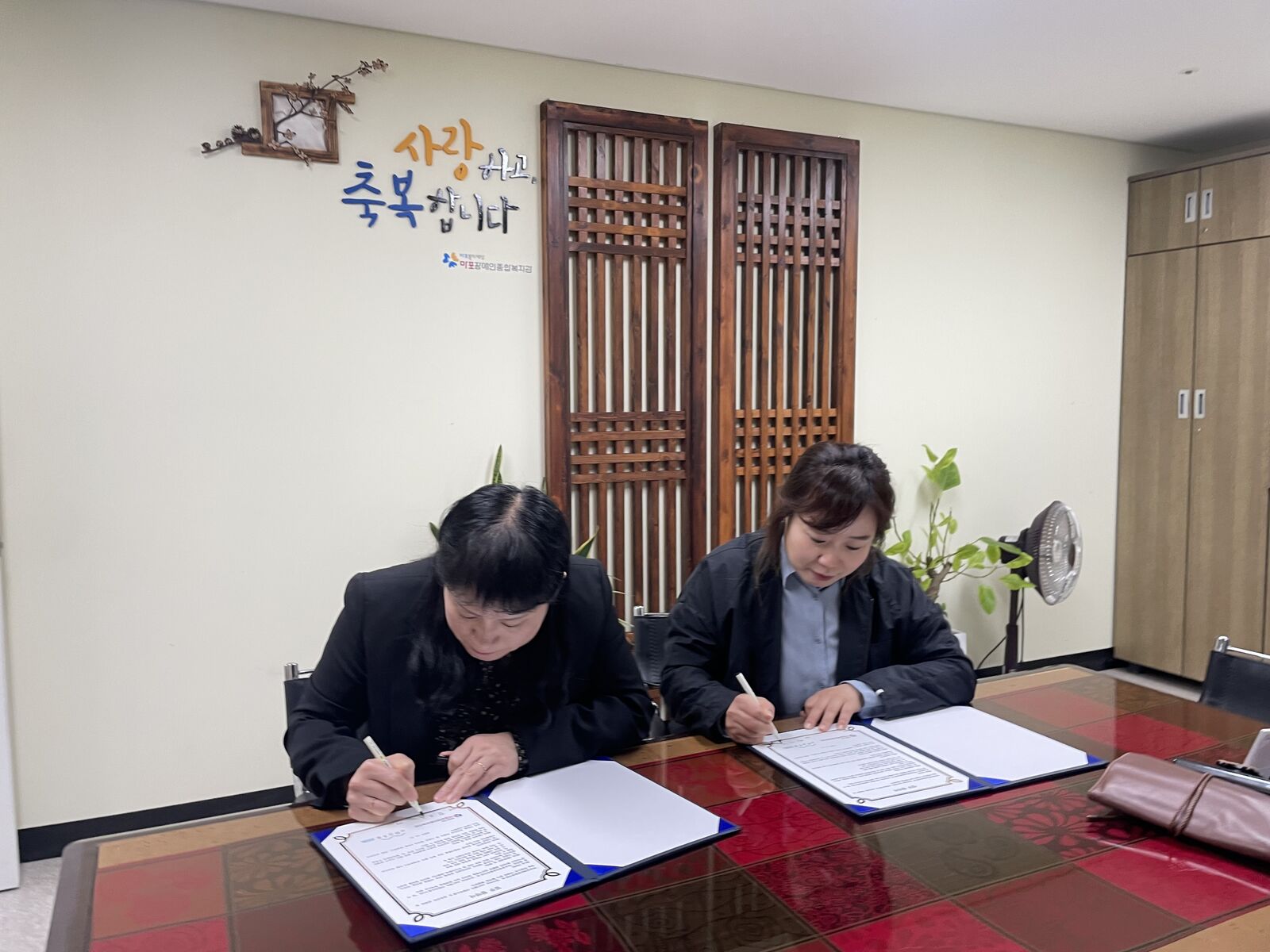 “언어치료 AAC센터 사람과소통” 업무 협약 “언어치료 AAC센터 사람과소통” 업무 협약