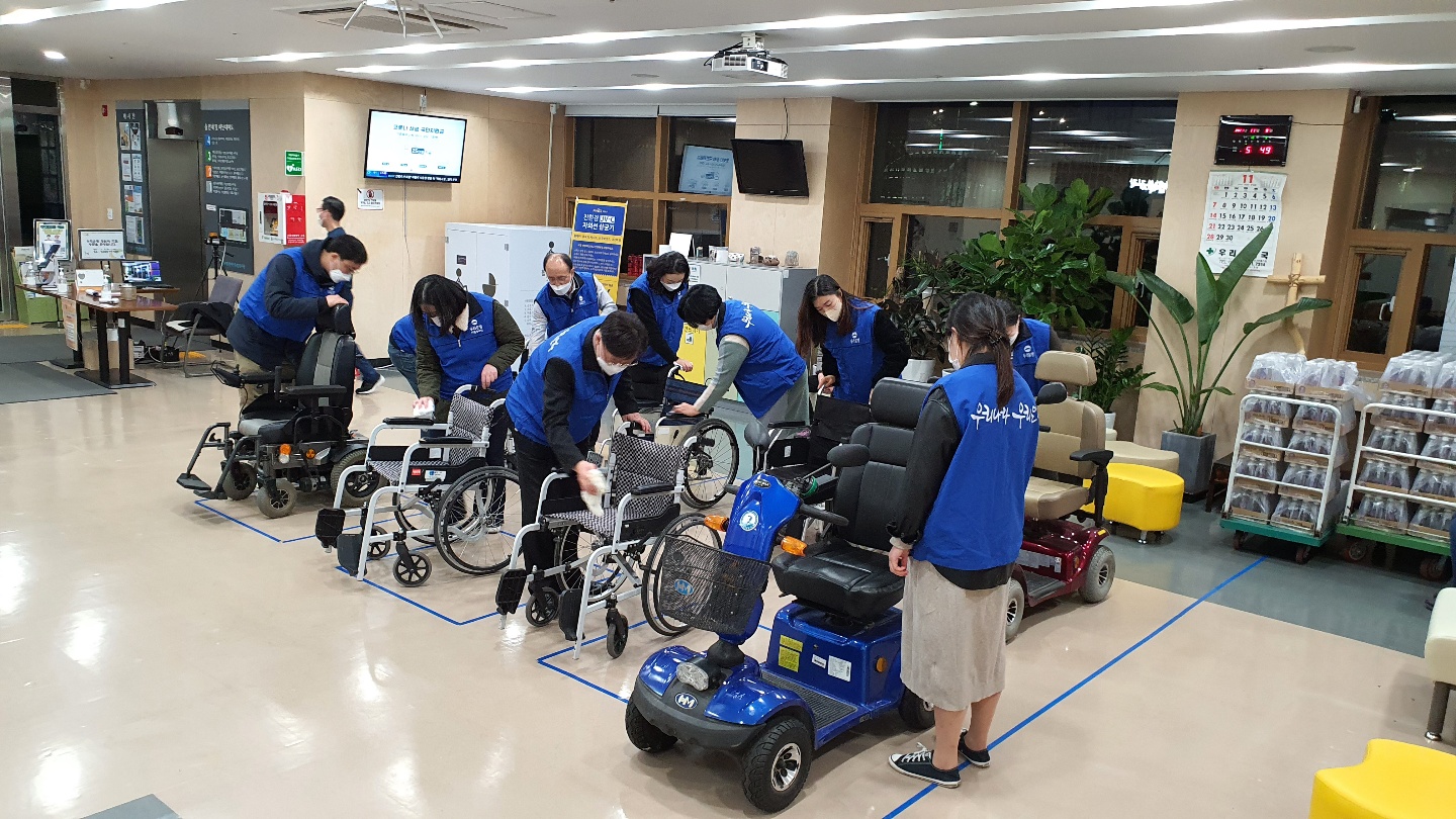 우리은행 망원역점 후원금 전달 및 임직원 봉사 참여 우리은행 망원역점 후원금 전달 및 임직원 봉사 참여