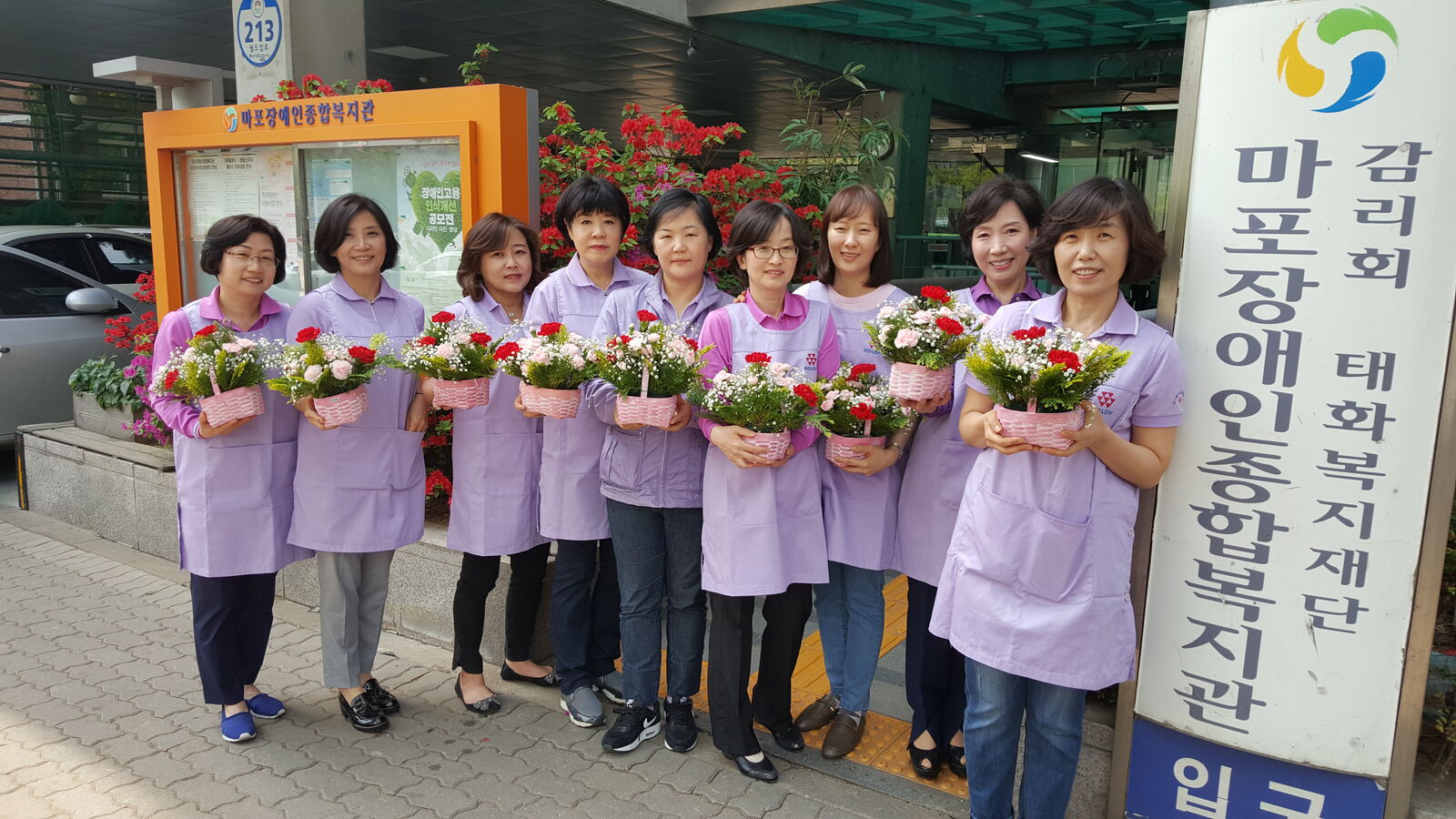 코오롱가족사회봉사단과 함께 카네이션 꽃바구니를 만들었어요! 코오롱가족사회봉사단과 함께 카네이션 꽃바구니를 만들었어요!