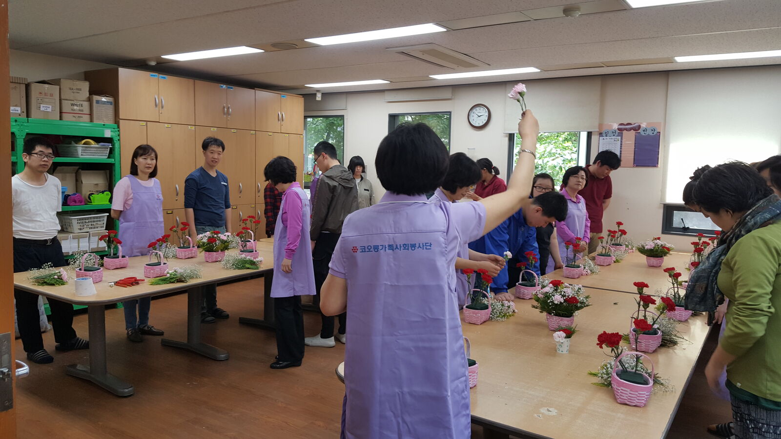 코오롱가족사회봉사단과 함께 카네이션 꽃바구니를 만들었어요! 코오롱가족사회봉사단과 함께 카네이션 꽃바구니를 만들었어요!